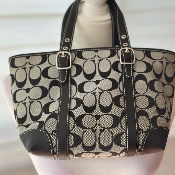 Coach Hamptons Signature Bag - Pre Owned. - Picture 3 of 8